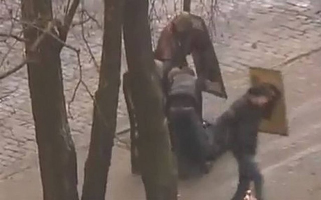 Βίντεο: Ελεύθεροι σκοπευτές στη Ουκρανία δίνουν τη χαριστική βολή