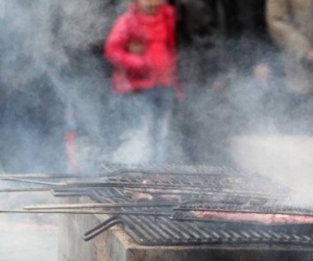 Τσικνοπέμπτη: Τα έθιμα της Πέμπτης της «Κρεατινής» – Τι γιορτάζουμε