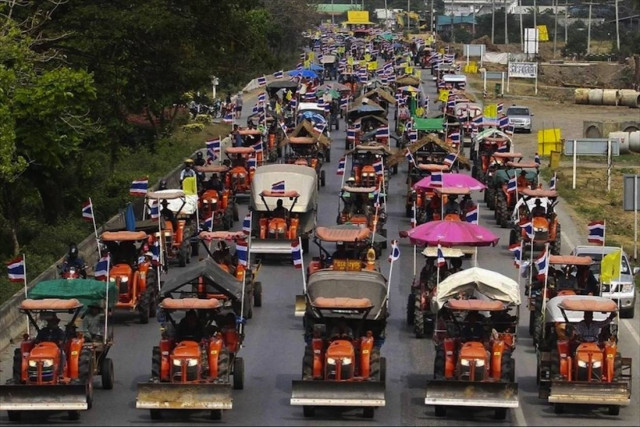 Βγήκαν τα τρακτέρ και στους δρόμους της Ταϊλάνδης