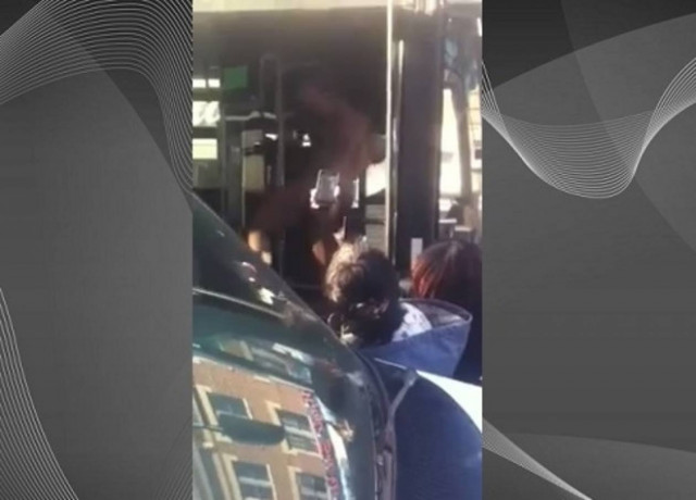 Μπήκε ολόγυμνος σε λεωφορείο και άρχισε να... ουρεί! (vid)