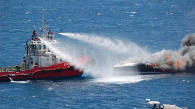 Fire broke out in a yacht at Salamina