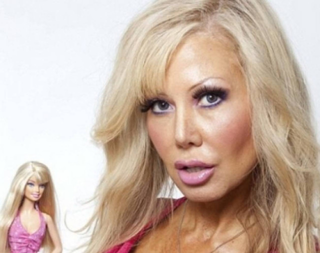 H γυναίκα που έχει εμμονή με τη Barbie