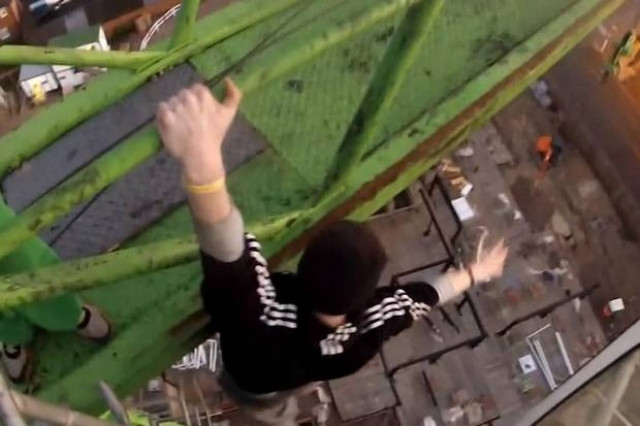 Τρομακτικό βίντεο: Έφηβοι κρέμονται πάνω από τη γέφυρα του Λονδίνου!