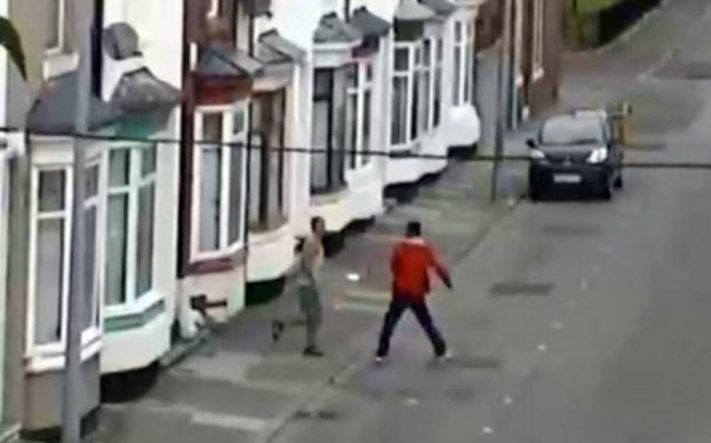 Βίντεο: Άγριος ξυλοδαρμός στη μέση του δρόμου