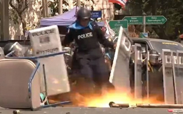 Χειροβομβίδα τινάζει στον αέρα το πόδι αστυνομικού (vid)