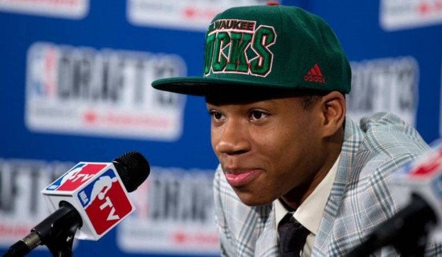 Antetokoumpo send his Milwaukee Bucks t-shirt to A. Samaras