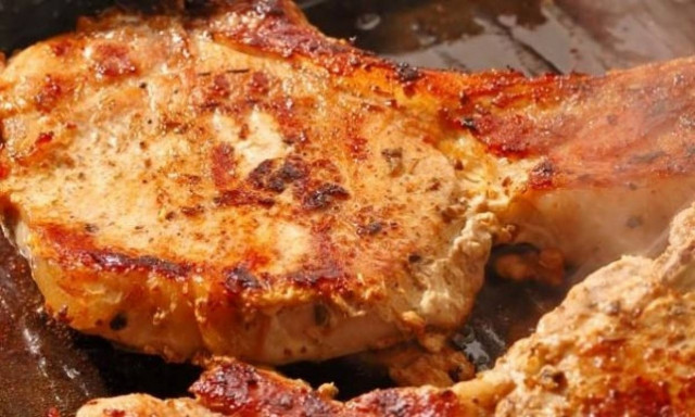 Συνταγή για εύκολες χοιρινές μπριζόλες στον φούρνο σαν λουκούμι