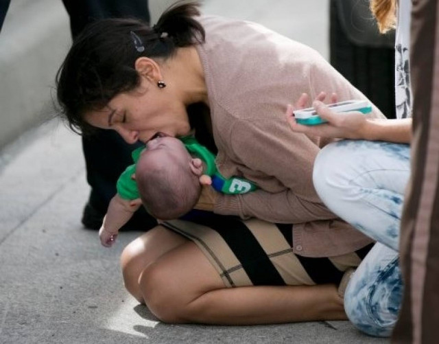 Βγήκε στη μέση του δρόμου με  μωρό που δεν ανέπνεε!