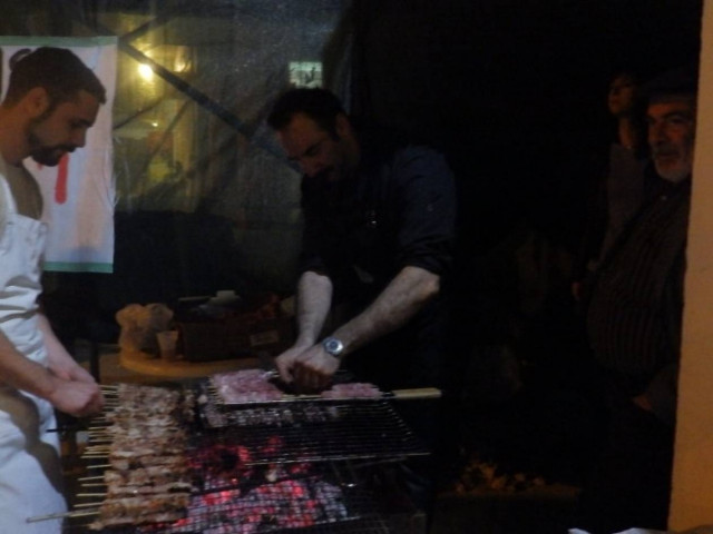 Γιόρτασαν την Τσικνοπέμπτη δεκάδες άνεργοι στα Χανιά