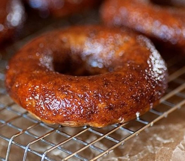 Σπιτικά, αφράτα donuts μπανάνας με υπέροχο γλάσο από καστανή ζάχαρη!