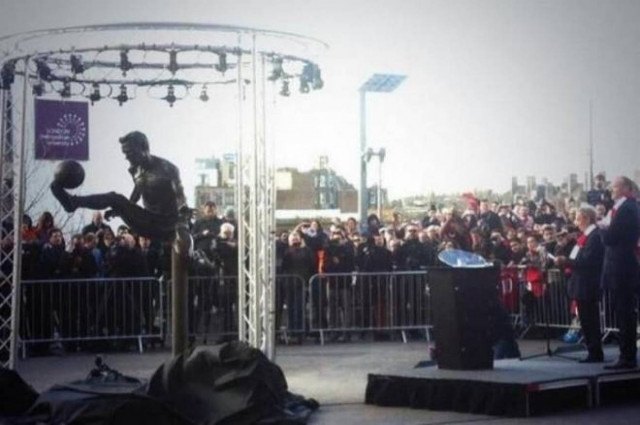 Άρσεναλ:Χαμός στο «Έμιρεϊτς» για το άγαλμα του Μπέργκαμπ! (photos+vid)