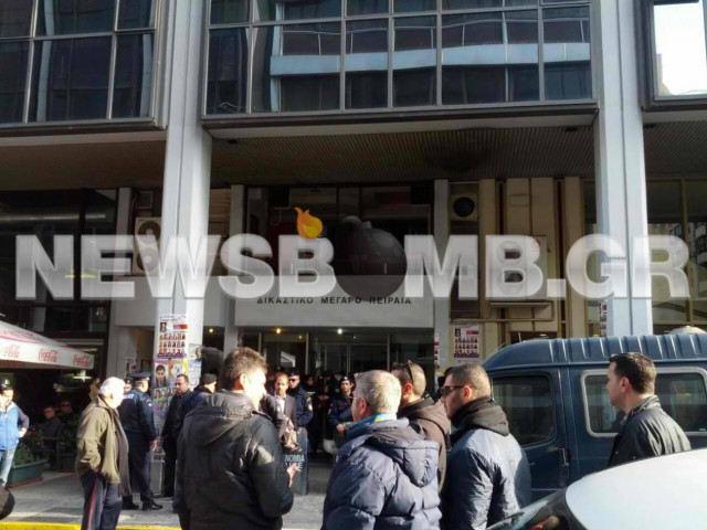 Λαθρεμπόριο καυσίμων: Συνωστισμός έξω από τα δικαστήρια Πειραία(pic)