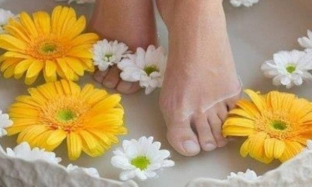 Ξεκουράστε τα πόδια σας με υλικά από την κουζίνα σας!