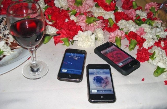 Πάτρα: Λουλούδια από τα στεφάνια κηδειών... στα πανέρια μπουζουκιών