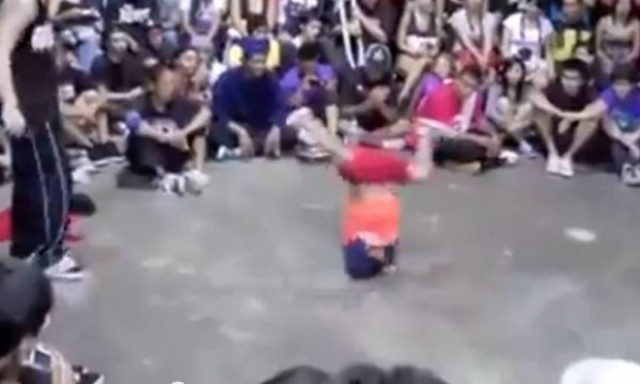Ο πιο φοβερός μικρός χορευτής break dance (βίντεο)