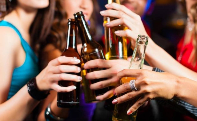 Τι να φάτε πριν από μία νύχτα με πολύ αλκοόλ για να μη μεθύσετε!