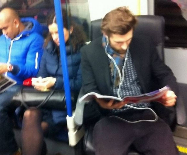 ΕΓΙΝΕ ΚΙ ΑΥΤΟ-Δεν έβρισκε θέση στο μετρό και πήρε μαζί την καρέκλα του