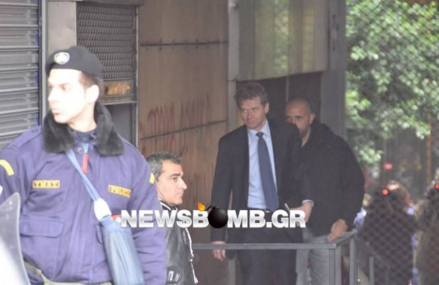 «Ξαναχτύπησε»: Η Ελένη Λουκά υποδέχεται...την Τρόικα (pics)