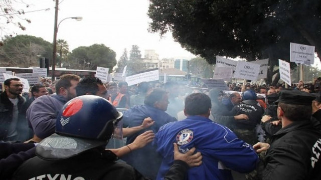 Kύπρος: Διαδηλωτές «κλείδωσαν» βουλευτές στο Κοινοβούλιο