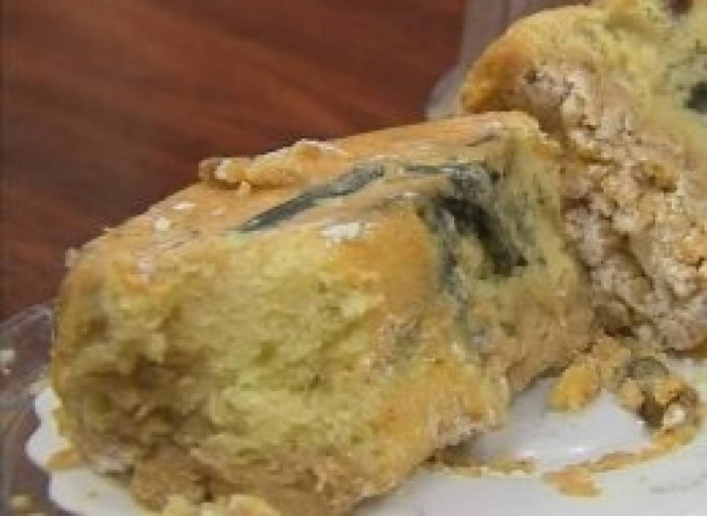 Πήγαν να φάνε την τούρτα γενεθλίων και βρήκαν μέσα...