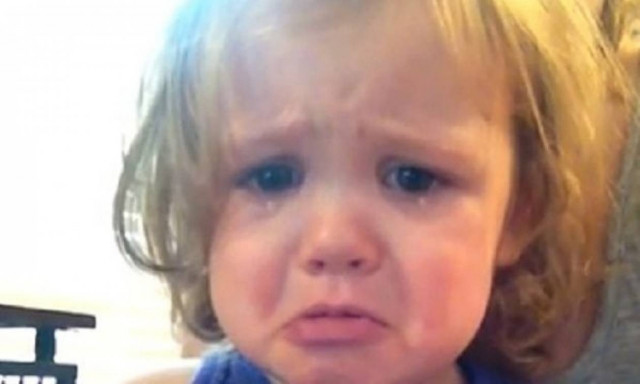 Τι κάνει μία 2χρονη όταν ακούει το τραγούδι που χόρεψαν οι γονείς της