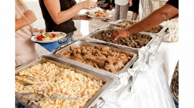 Κρήτη: Μοίρασαν τη γαμήλια τούρτα και το κρέας σε άπορες οικογένειες