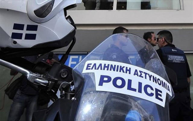 Σημείωμα για βόμβα στο παρμπρίζ αυτοκινήτου!
