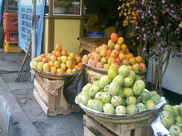 Ράντιζε τα φρούτα που πούλαγε με...