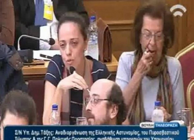 Βίντεο: Δοκίμασε και έβαλε κραγιόν κατά την διάρκεια Επιτροπής!