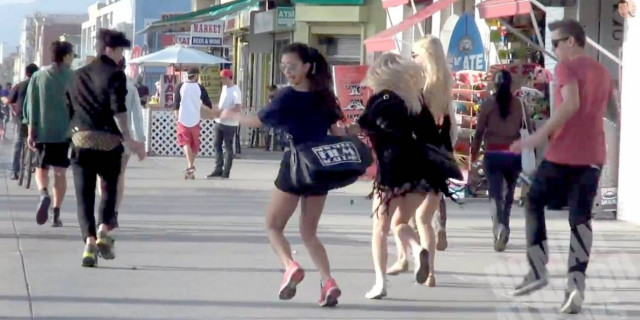 Βίντεο: Επική φάρσα - Τρομοκρατώντας όλη την παραλία!