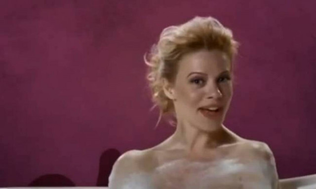 H Μακρυπούλια τραγουδά γυμνή στο μπάνιο για το Just The Two of Us!