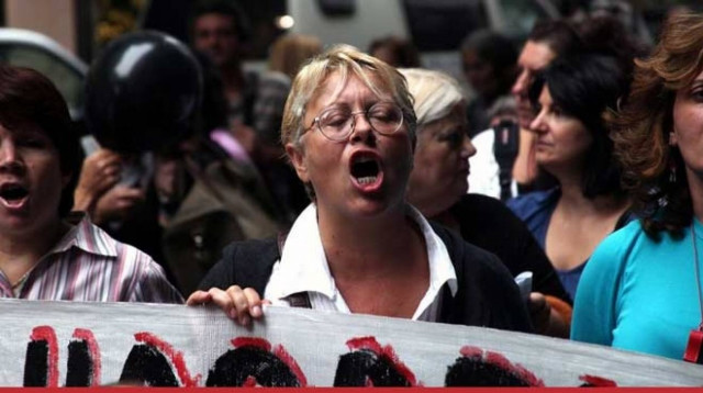 ΤΩΡΑ: Διαμαρτύρονται καθαρίστριες έξω από την Εφορία Πειραιά