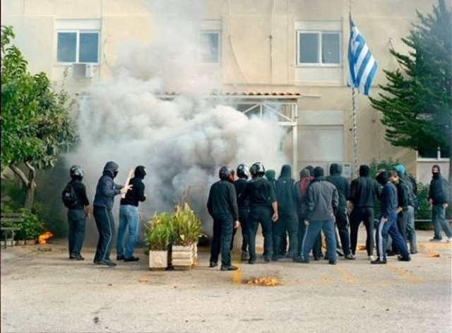 Φωτογραφίες που σοκάρουν: Αστυνομικοί με κουκούλες εκπαιδεύονται!
