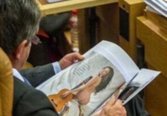 Αρχηγός κόμματος βαρέθηκε στη Βουλή και το έριξε στην ...ενημέρωση