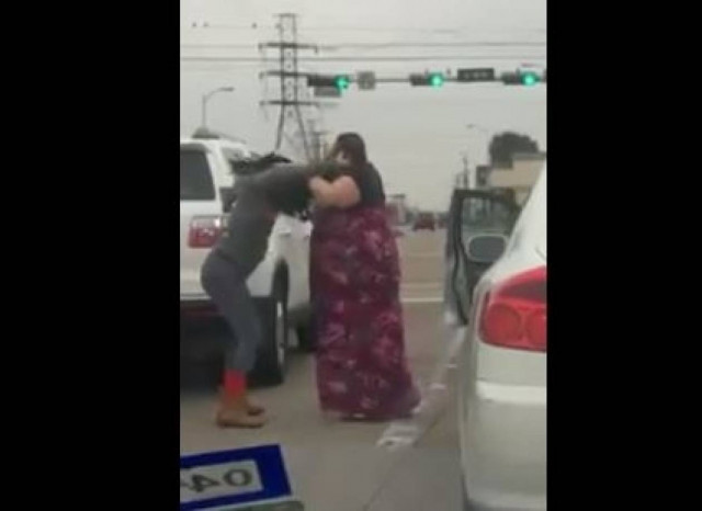 Παχουλή γυναίκα Vs αδύνατη γυναίκα-Άγριος καυγάς στη μέση του δρόμου