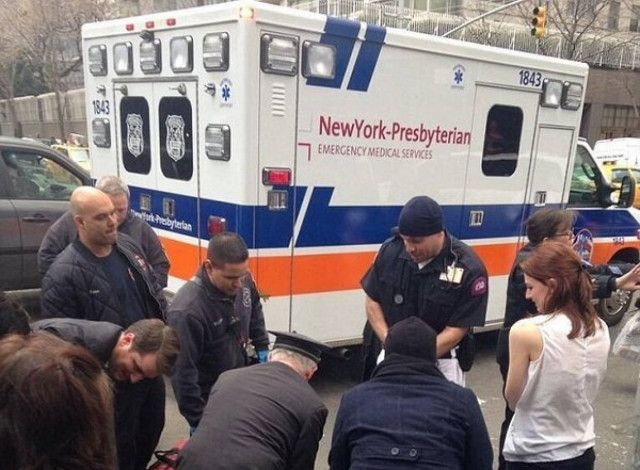 Γυναίκα γέννησε σε πεζοδρόμιο της Νέας Υόρκης (vid)