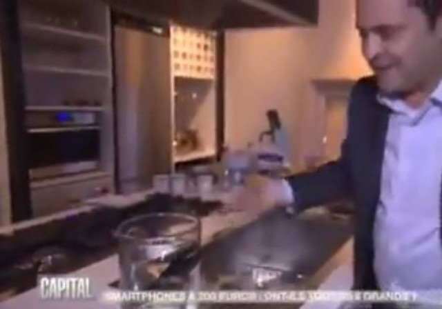 Διαφήμισε αδιάβροχο κινητό που δεν ήταν… αδιάβροχο (Βίντεο)