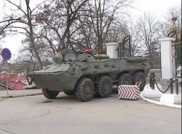 Τρόμος στην Ουκρανία – Ρωσικά τανκς στη Σεβαστούπολη (vid)