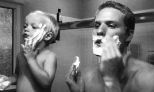 Μπαμπάδες με γιους στην ίδια πόζα! Δεν είναι ολόιδιοι;