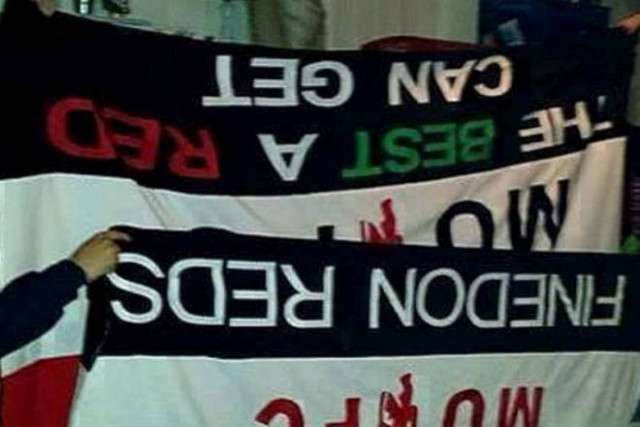 Ολυμπιακός:Οπαδοί πήραν... αναμνηστικά πανό από τη Γιουνάιτεντ (photo)