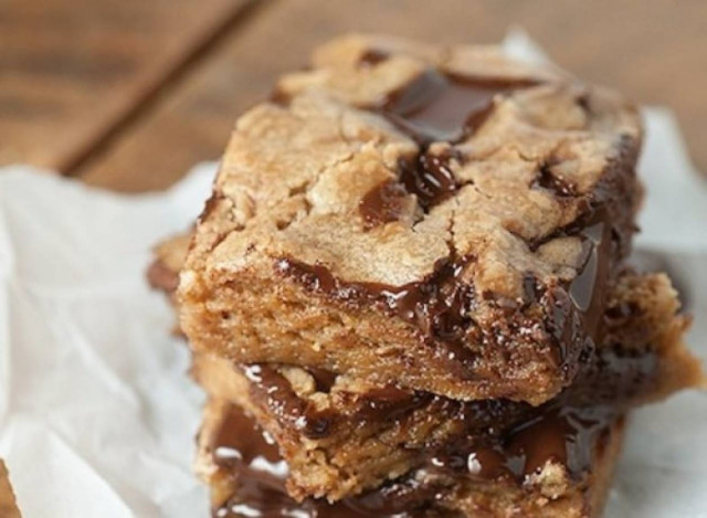 Cookie bars με μαύρη σοκολάτα που θα σας τρελάνουν