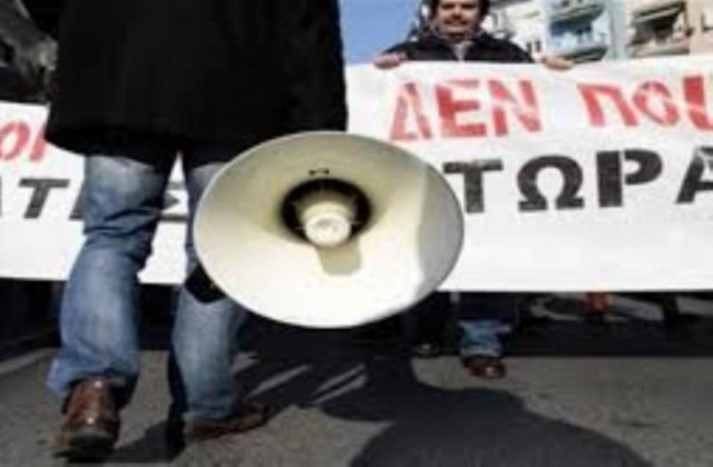 Διαδηλώνουν έξω από το ΥΠΟΙΚ οι παραγωγοί λαϊκών αγορών