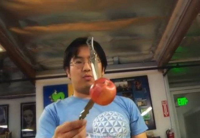 Awesome tricks with knives! (vid)