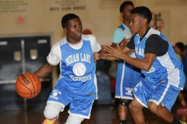 ΗΠΑ:Μπασκετμπολίστας με ύψος 1.50 βάζει στα… καλάθια «γίγαντες»! (vid)