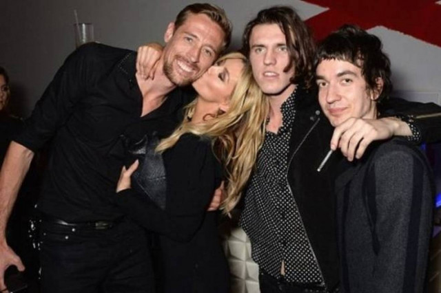 Το καυτό φιλί της γυναίκας του Κράουτς και οι...κόκκινες μπότες! (pic)