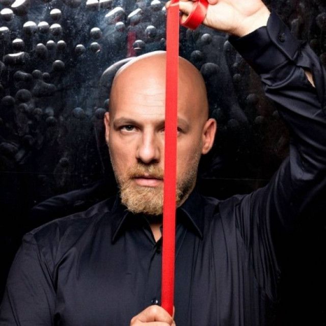 Πόσο ταιριάζει ο Νίκος Μουτσινάς στην ελληνική τηλεόραση;