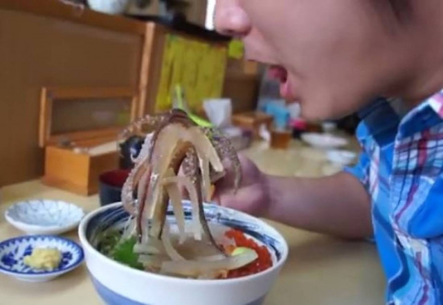 Δείτε Ιάπωνες που τρώνε «ζωντανά» καλαμάρια (Βίντεο)