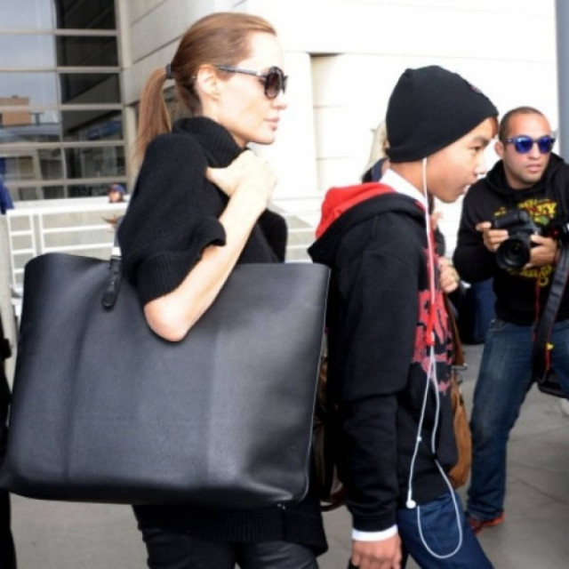 Αυτή είναι η νέα αγαπημένη και οικονομική τσάντα της Angelina Jolie