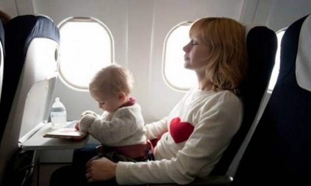 Μωρό σταμάτησε να αναπνέει εν ώρα πτήσης αλλά σώθηκε χάρη σε...
