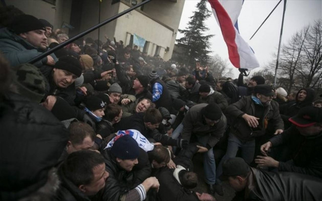 Επικίνδυνη κλιμάκωση της έντασης στην Κριμαία - Σε ετοιμότητα η Ρωσία